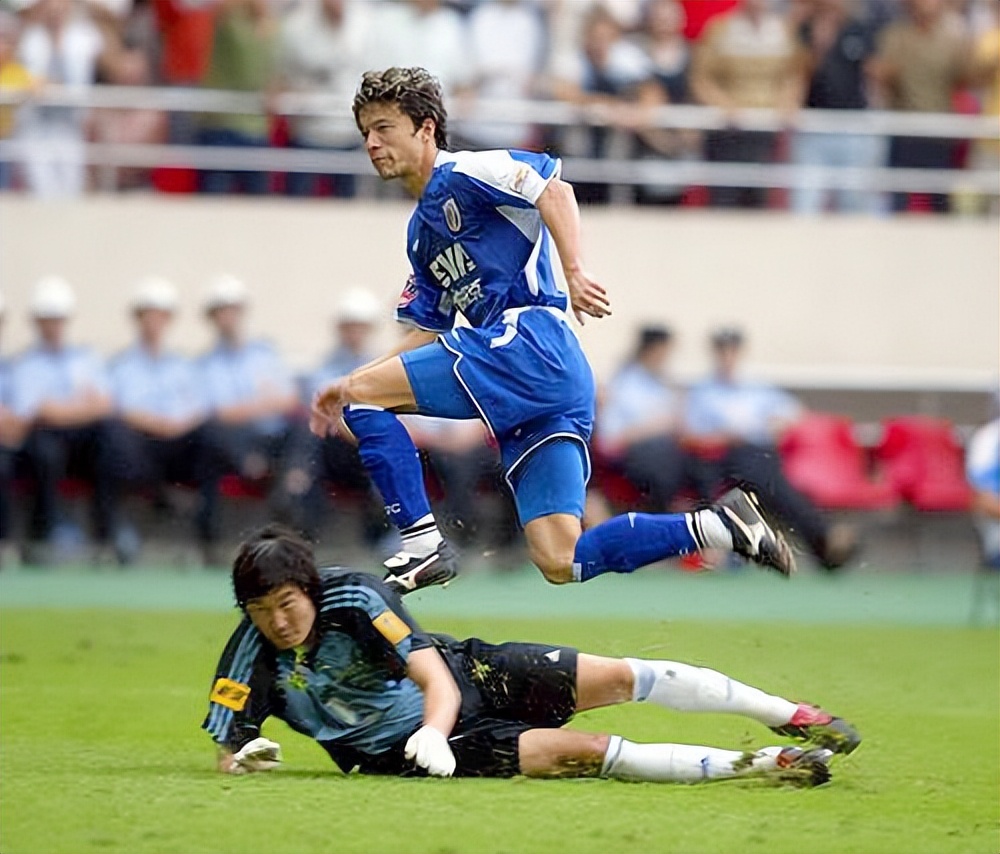 上海申鑫客场不敌广州富力，遭遇连败，士气大振