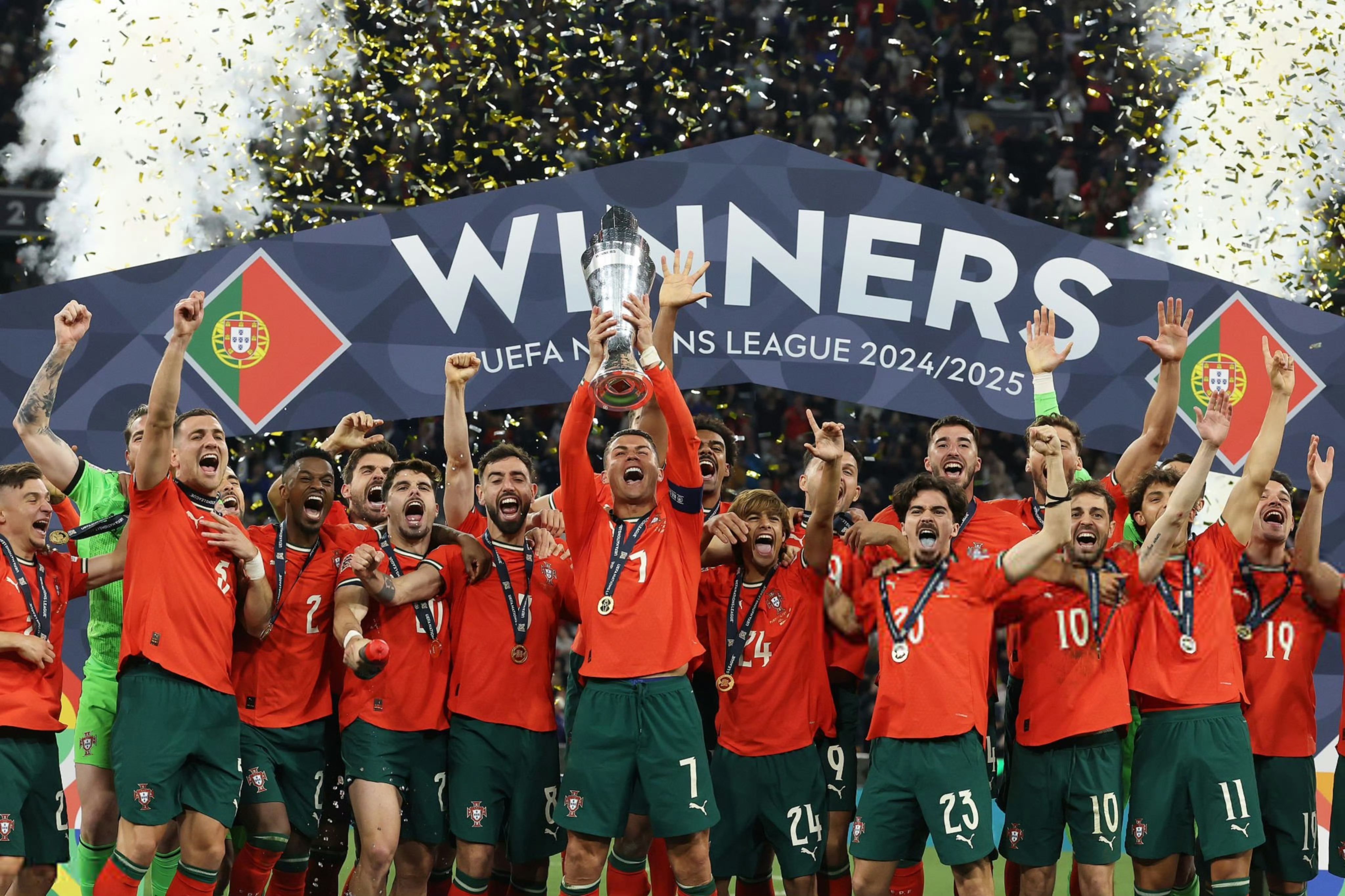 俄罗斯队高举奋斗旗帜，欧洲杯八强希望，表现亮眼