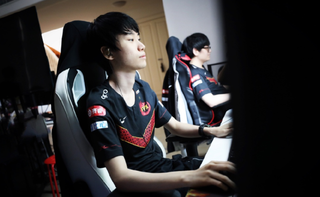 BRO绝杀GEN,ShowMaker线上压制力十足激烈交锋成都决赛之夜,引爆全场热议 BRO绝杀GEN,ShowMaker线上压制力十足激烈交锋成都决赛之夜,引爆全场热议