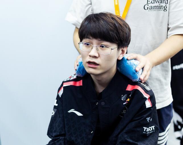 EDG血洗HLE，Meiko关键团战开团秒人激烈交锋四强赛，让粉丝疯狂欢呼