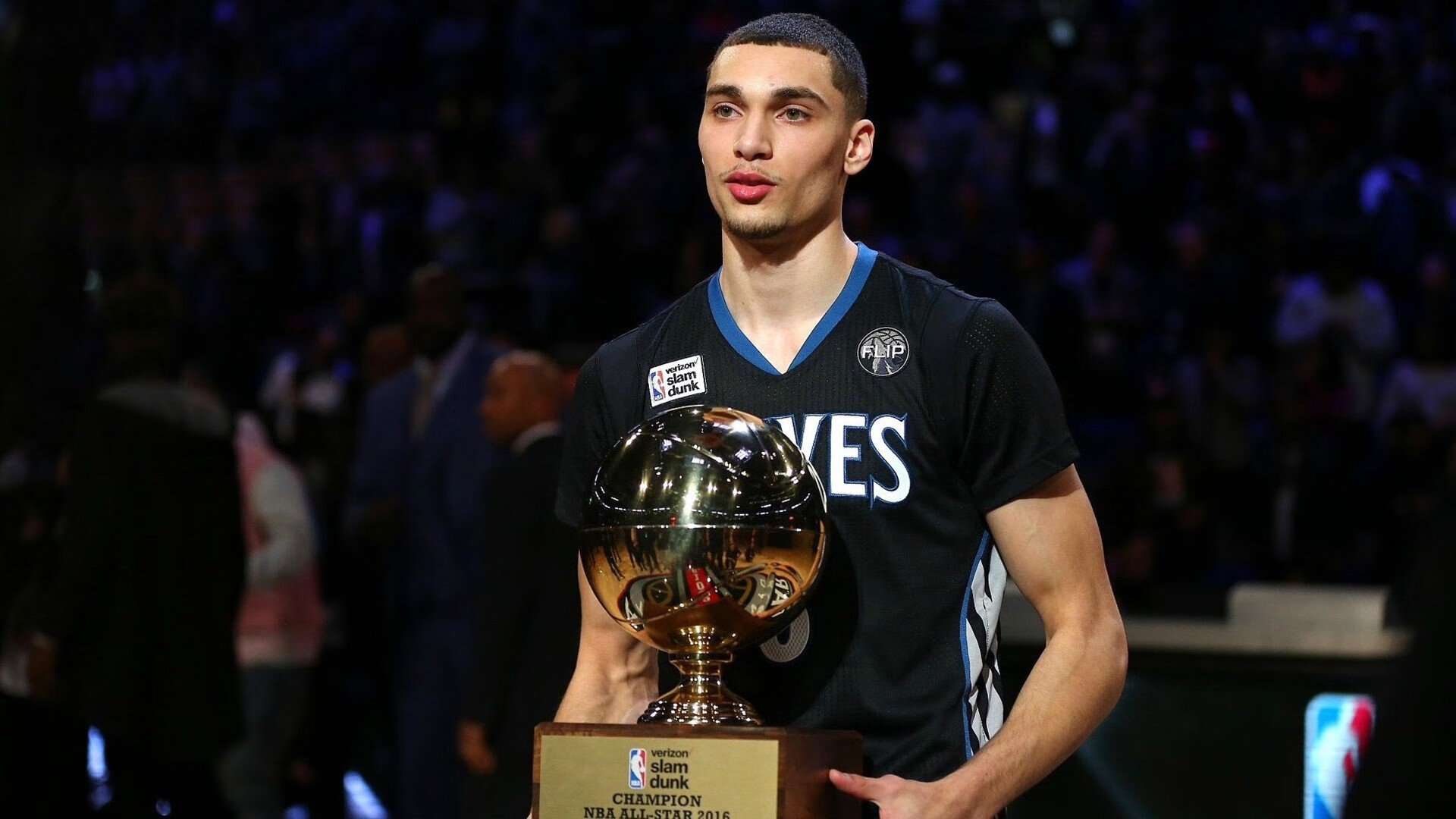 德罗赞降维打击！篮网对阵上海队友谊赛，34分9助攻诠释球星与球队的差距